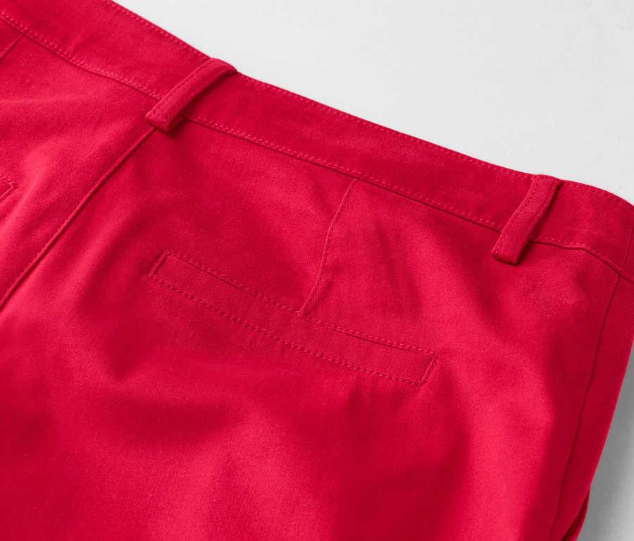 Vue détaillée de l'arrière d'un pantalon rouge avec une poche arrière et des passants de ceinture.