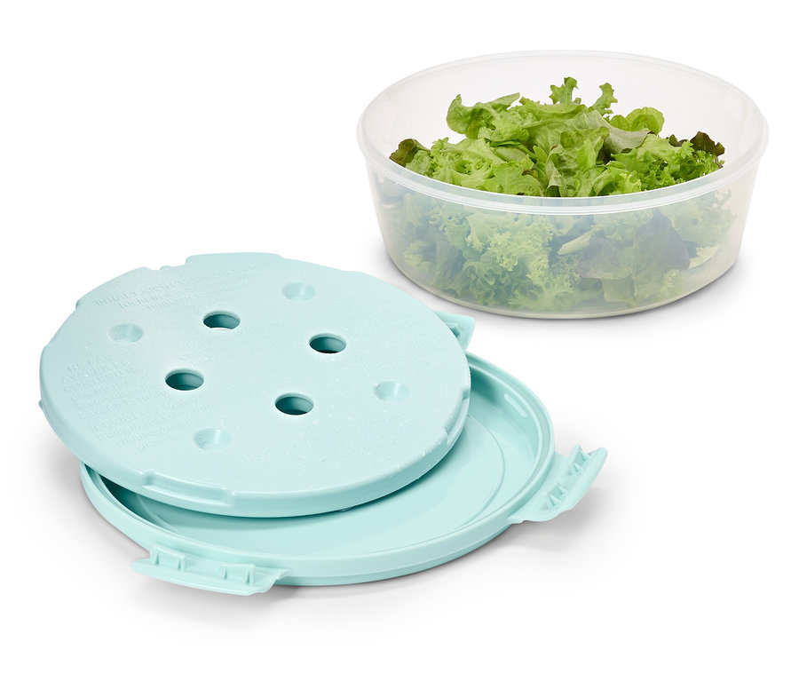 Salade dans un saladier transparent avec un couvercle menthe à côté.