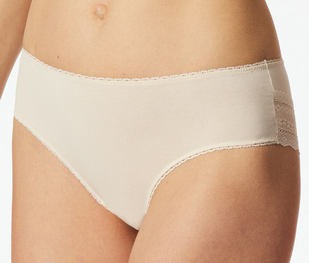 Une personne porte un slip brésilien SCHIESSER beige clair avec de la dentelle délicate sur les côtés et un ourlet festonné.
