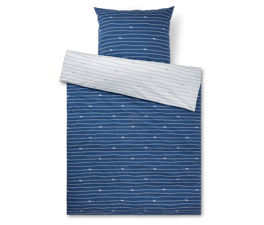 Vue de dessus d'une parure de lit bleue à rayures blanches et motif de nœuds, comprenant une taie d'oreiller et une housse de couette.