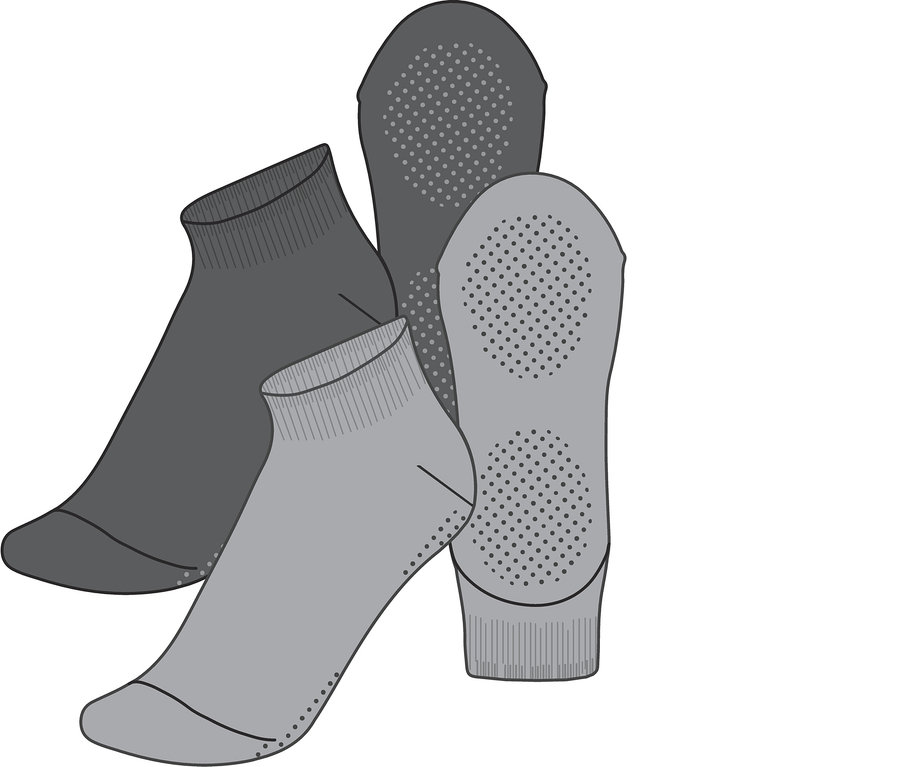 Deux paires de chaussettes de yoga, noir et rose vif, ainsi que bleu et bleu marine, sont superposées.