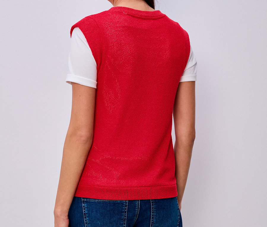 Femme de dos avec une chemise Street One, un gilet rouge en tricot, un jean bleu et un t-shirt blanc.