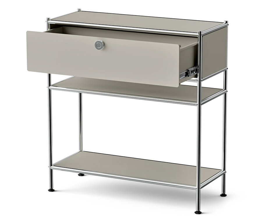 Commode beige avec un tiroir ouvert et deux étagères.