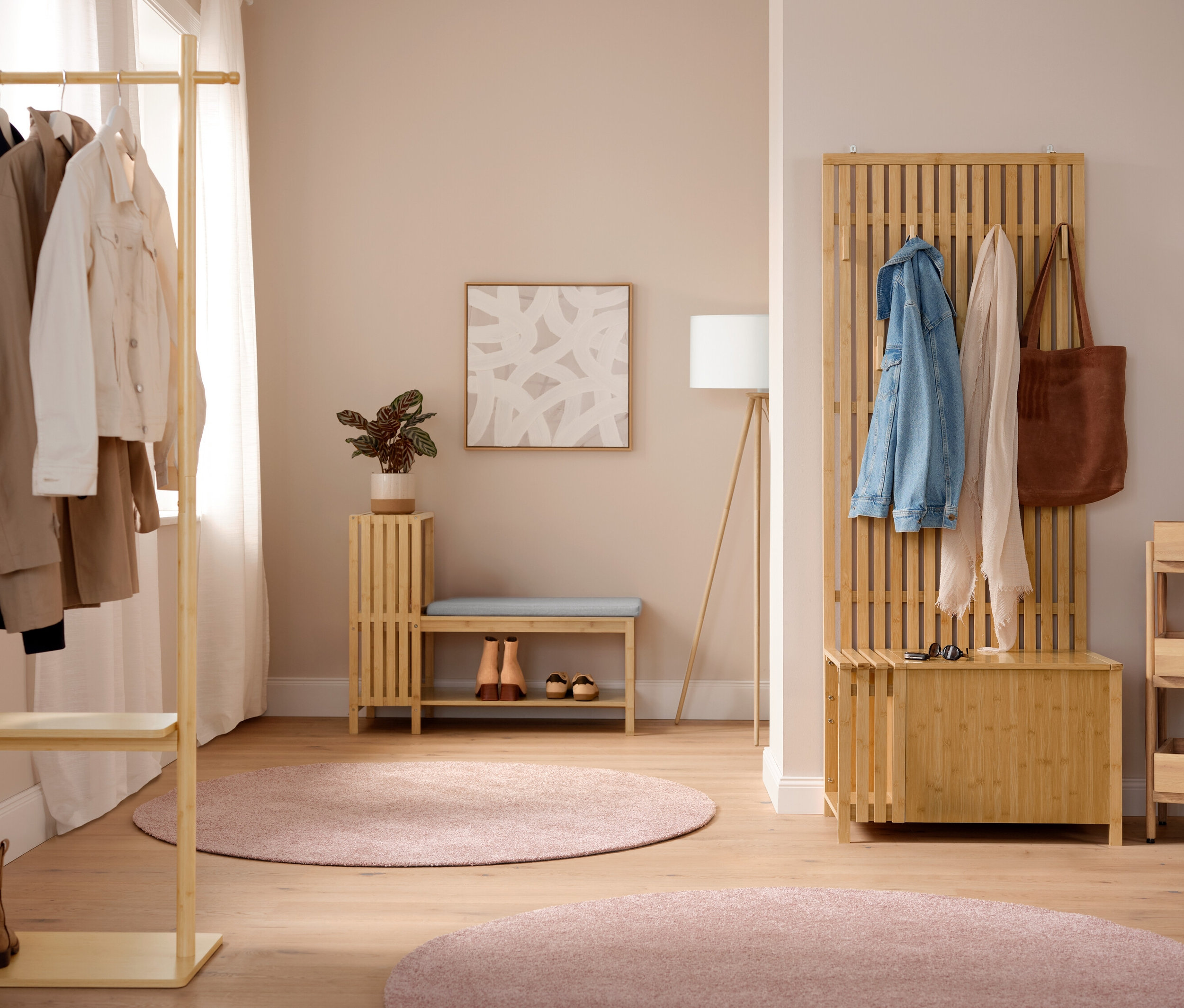 Intérieur avec un lampadaire trépied en bois.