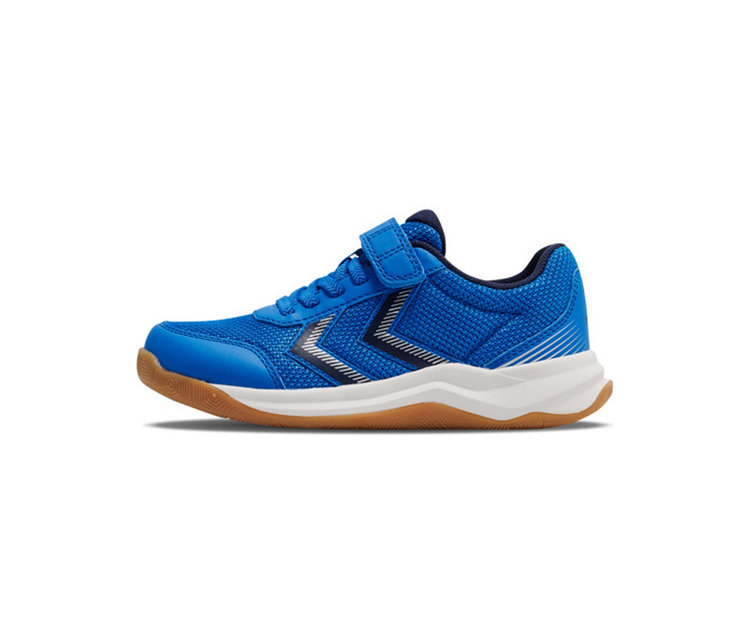 Chaussure de sport bleue avec fermeture velcro, semelle intermédiaire blanche et semelle extérieure en gomme marron, avec logo chevron sur le côté.