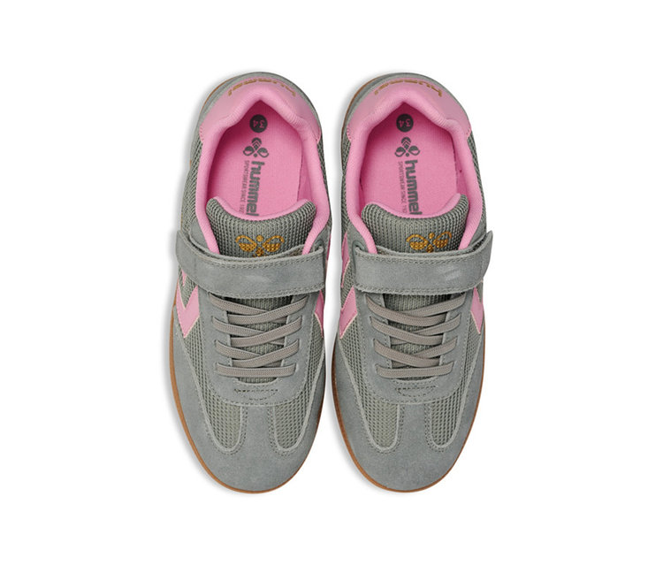 Une paire de baskets hummel® VM78 CPH JR grises avec des accents roses, des lacets et une bande velcro, vue de dessus.