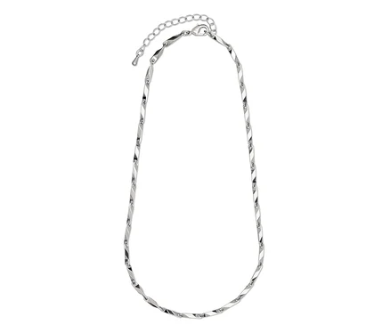 Un collier argenté avec un design torsadé est posé sur un fond blanc.