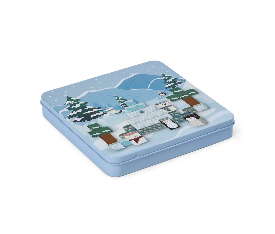 Boîte rectangulaire bleu clair avec une illustration de scène hivernale sur le couvercle. L'illustration représente un paysage enneigé avec des montagnes, des sapins, un igloo et des figurines en relief d'ours polaires et de pingouins.