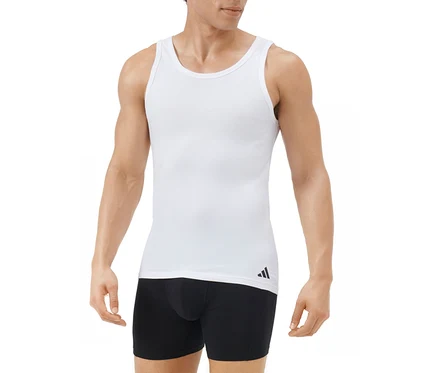 Homme portant un débardeur blanc avec un logo Adidas noir sur l'ourlet gauche et un boxer noir, sur fond blanc.