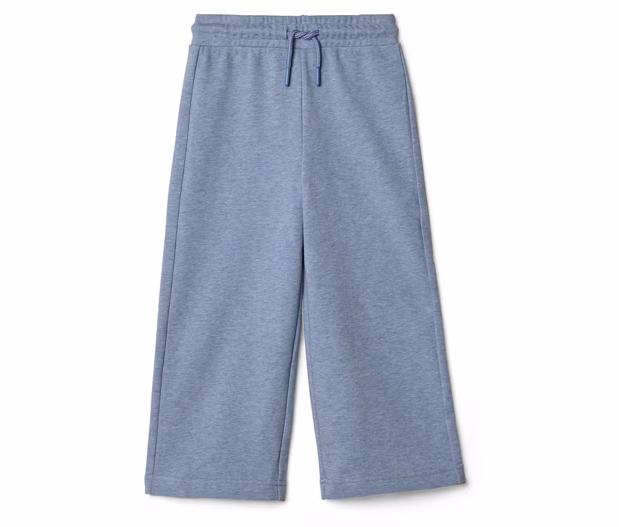 Pantalon de jogging court bleu clair à jambes larges, avec une taille élastique et un cordon de serrage bleu assorti.
