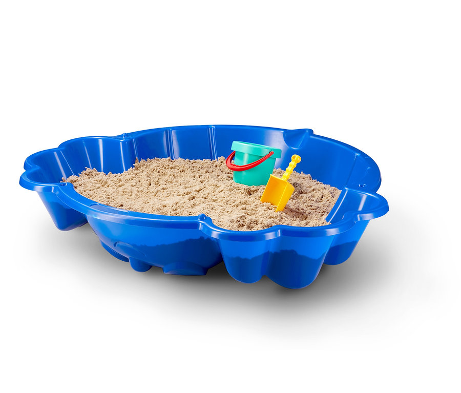 Bac à sable bleu en plastique avec sable, seau vert et pelle jaune.