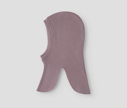 Cagoule violette en tissu doux.