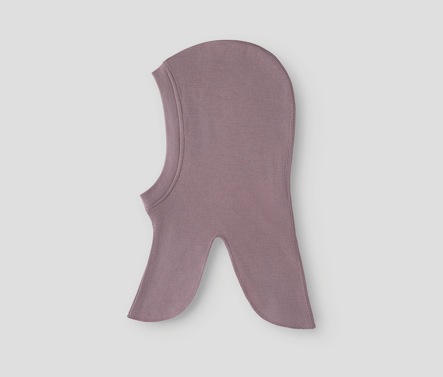Cagoule violette en tissu doux.