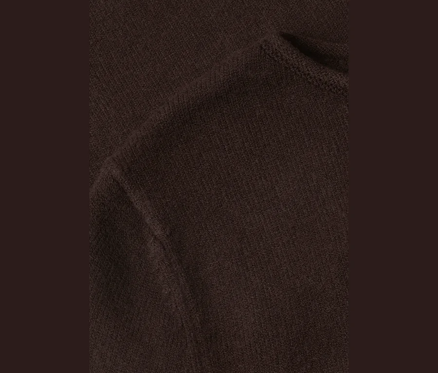 Gros plan sur un pull en maille Street One marron, avec une texture tricotée visible et des plis.