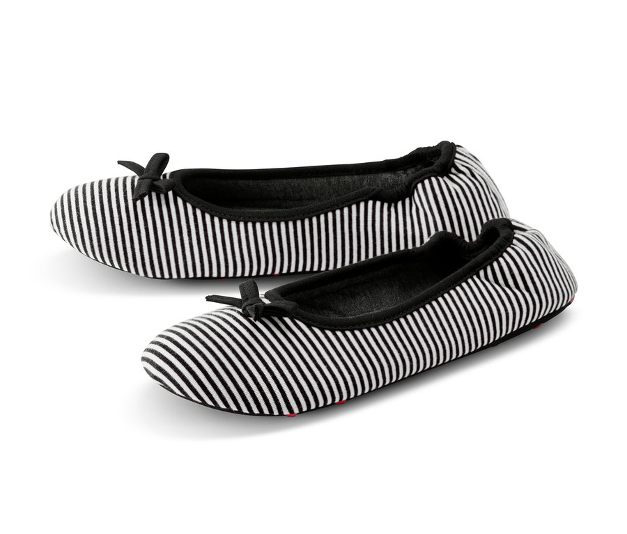 Deux chaussons ballerines à rayures noires et blanches avec un nœud noir.