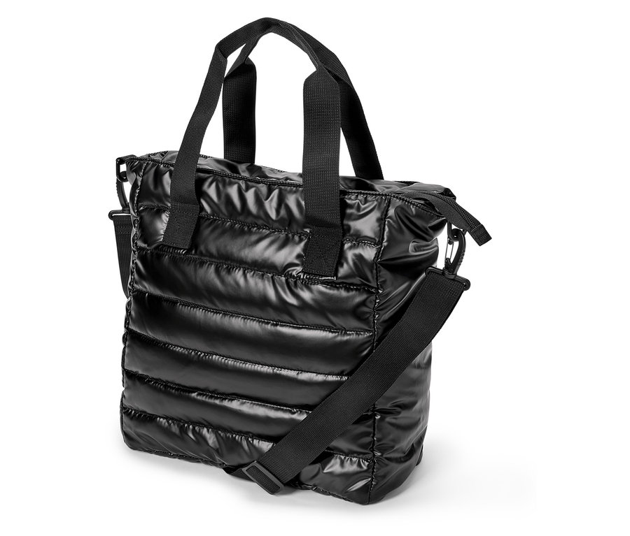 Un sac à main noir matelassé avec des poignées et une bandoulière noires.