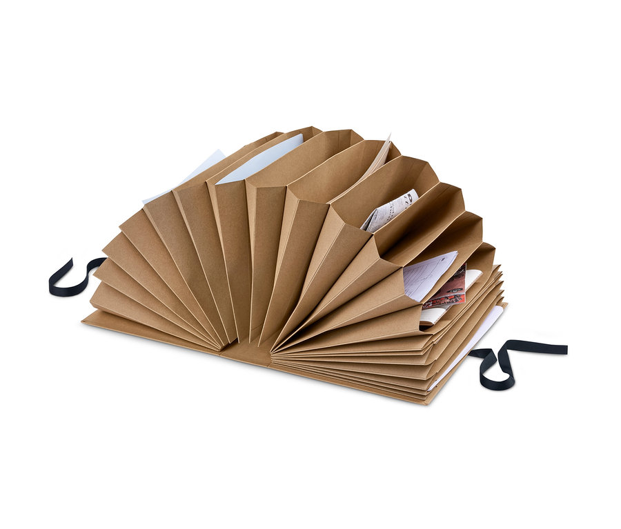 Porte-documents ouvert brun avec un ruban noir.