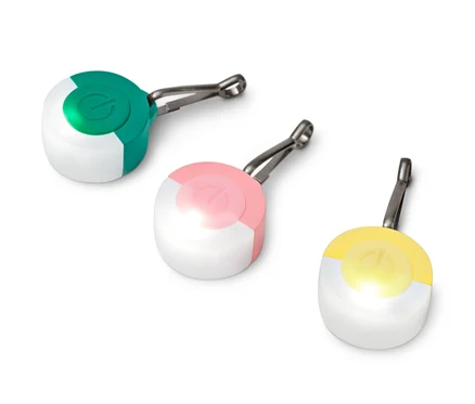 Trois pendentifs à LED sont posés sur une surface blanche.