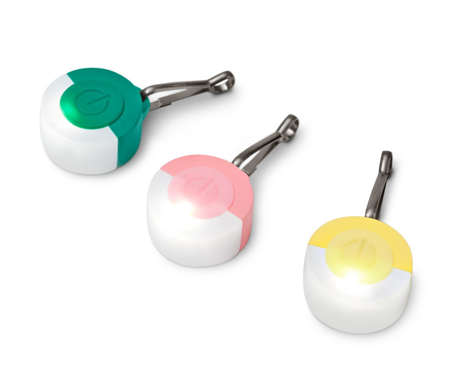 Trois pendentifs à LED sont posés sur une surface blanche.