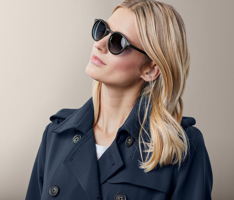 Blonde portant des lunettes de soleil noires.