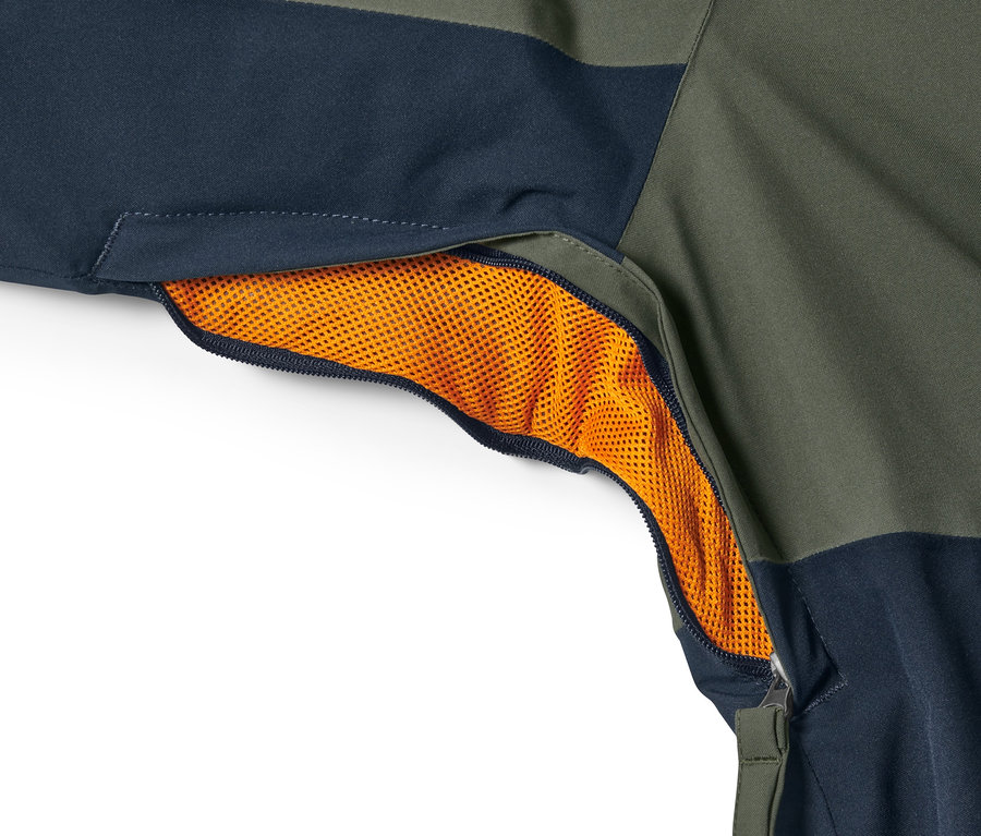 Gros plan sur une veste de ski kaki avec une poche zippée en filet orange.