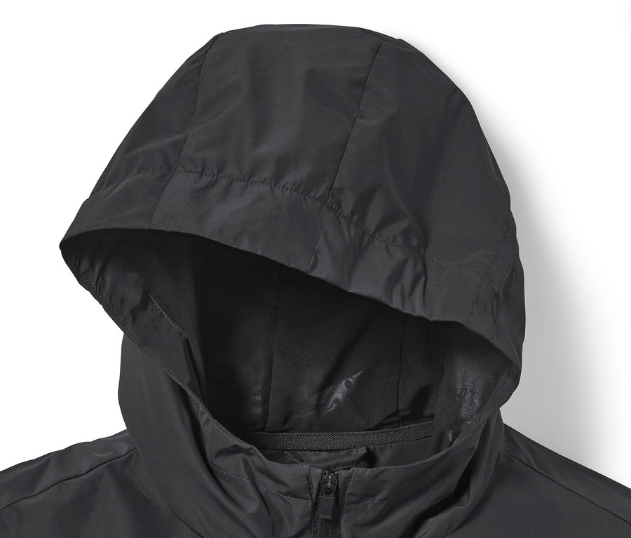 Gros plan sur une veste coupe-vent noire avec capuche.