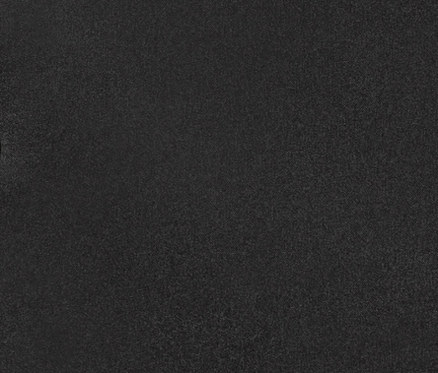 Gros plan sur un manteau matelassé noir à capuche avec fermeture éclair et boutons-pression.