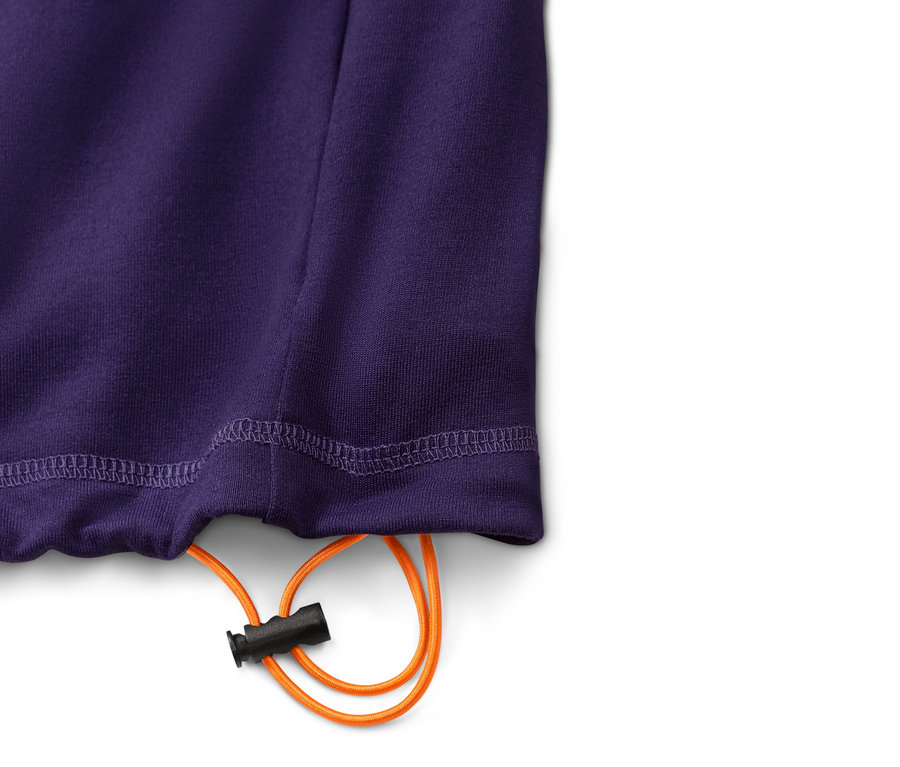 Vue détaillée d'un t-shirt de fitness court à manches longues violet avec cordon de serrage orange.