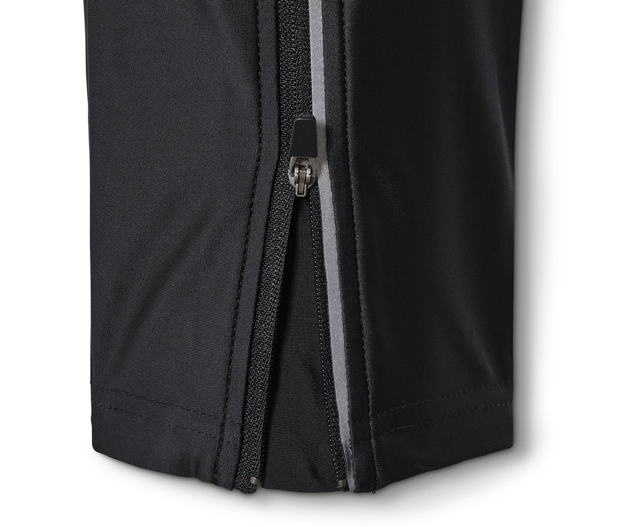 Gros plan sur un pantalon de vélo avec une fermeture éclair ouverte.