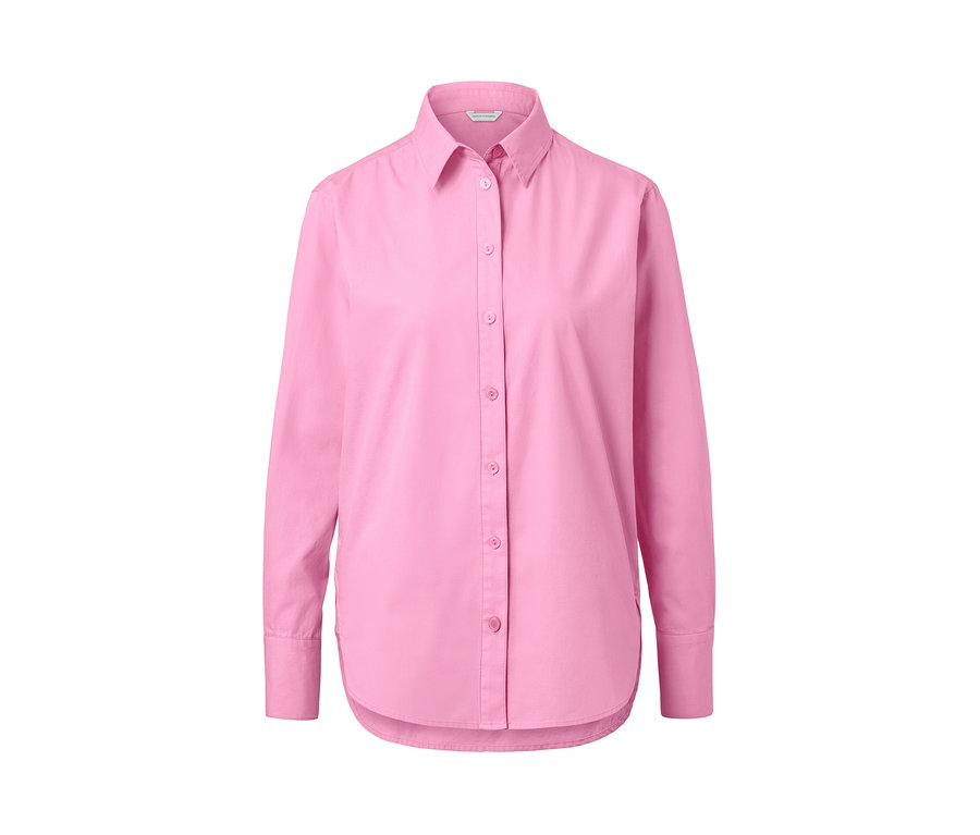 Un chemisier rose à manches longues avec des boutons.