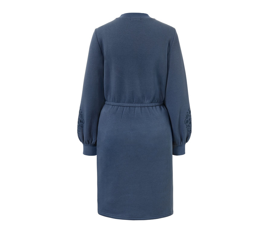 Robe molletonnée de grossesse bleue avec manches longues et broderie florale.