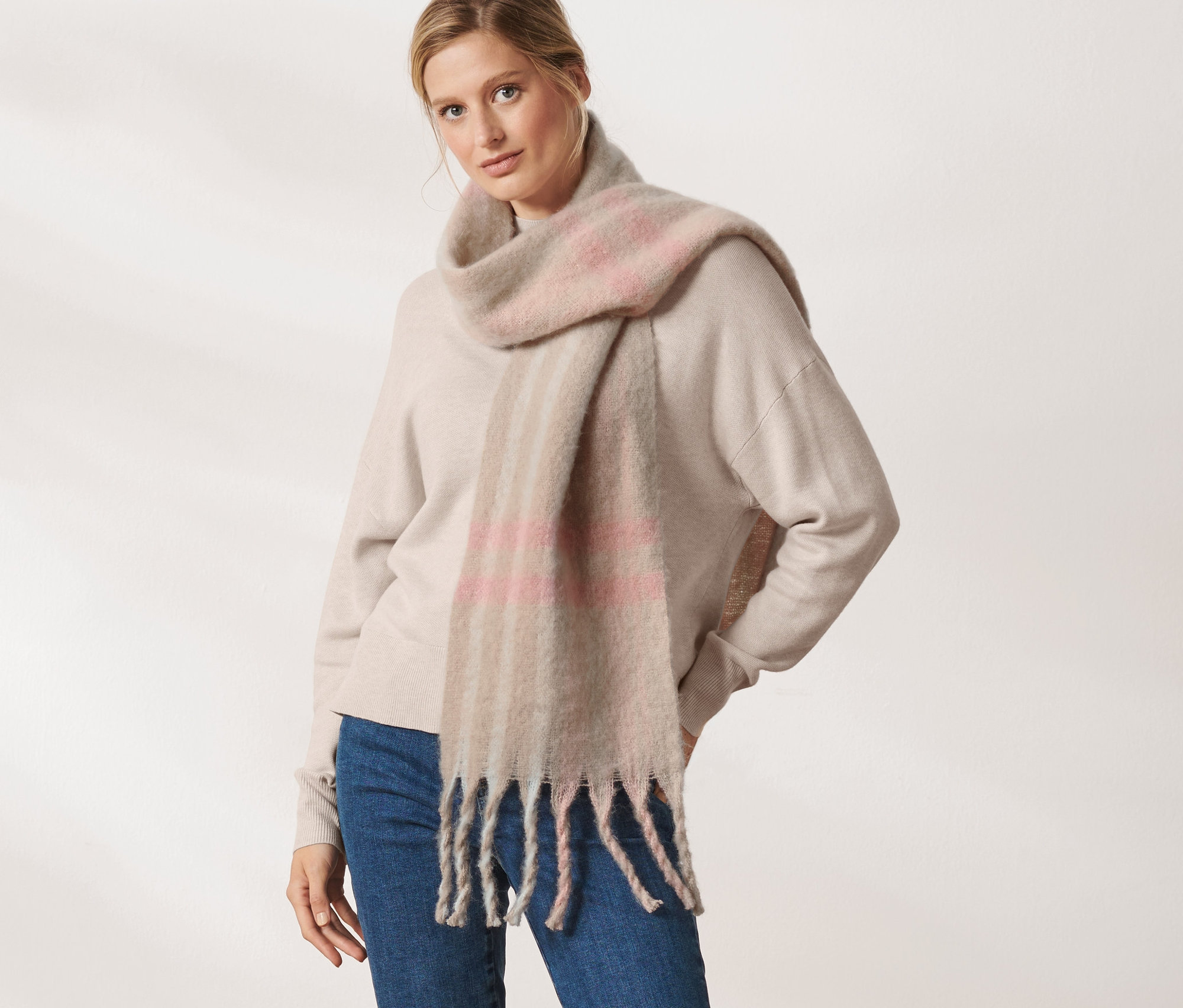 Une femme portant une écharpe tissée à carreaux.