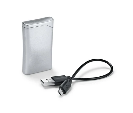 Un briquet électrique argenté avec un câble USB.