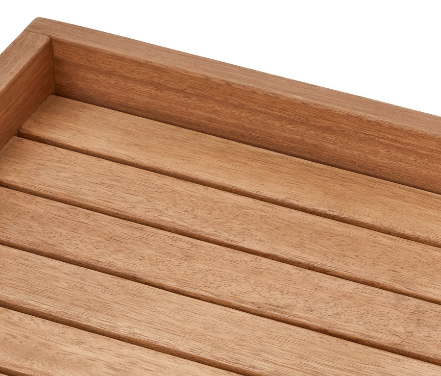 Gros plan sur le dessus d'une desserte d'appoint pour le jardin.