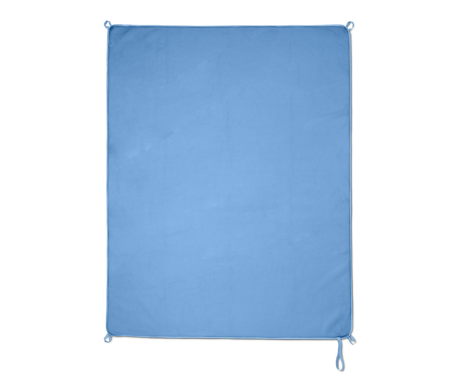 Couverture de plage anti-sable bleu clair avec des boucles aux coins.