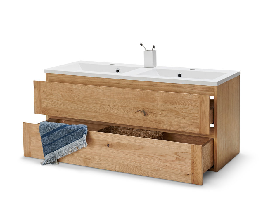 Meuble double vasque avec 2 tiroirs, le tiroir inférieur est ouvert et contient une serviette et un panier en osier.