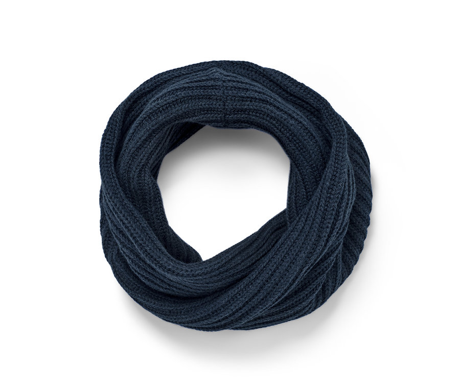 Une écharpe-tube en maille bleu marine sur un fond blanc.