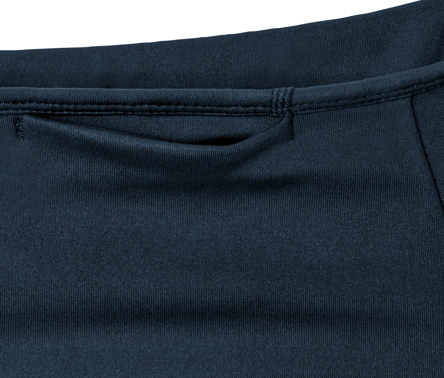 Détail d'un legging de sport avec une poche à la taille.