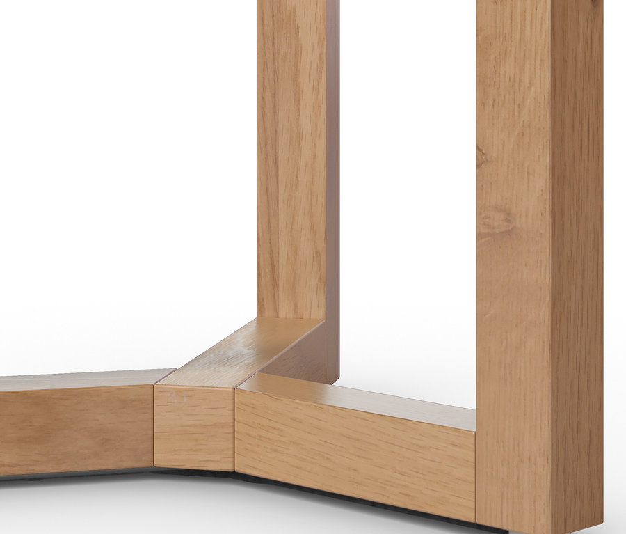 Détail d'un coin de table en bois avec pieds et sous-structure.