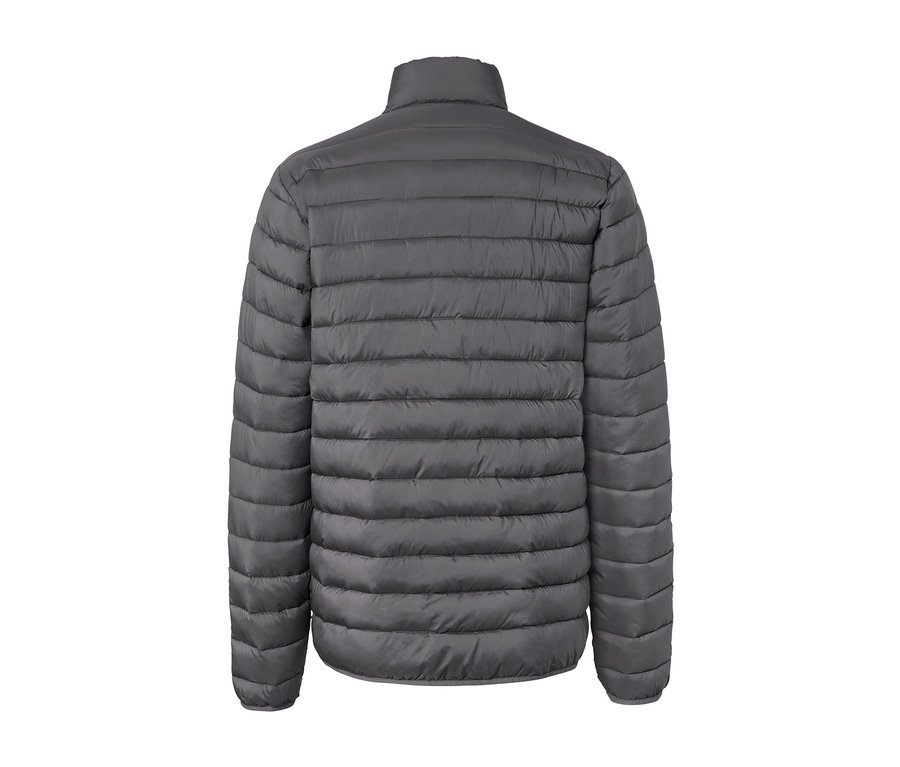 Gros plan sur le dos d'une veste matelassée à ranger.