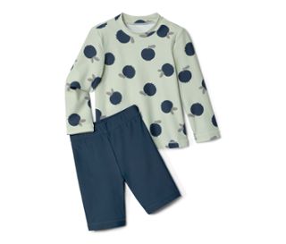 Haut vert menthe avec imprimé intégral de myrtilles, pantalon bleu moyen