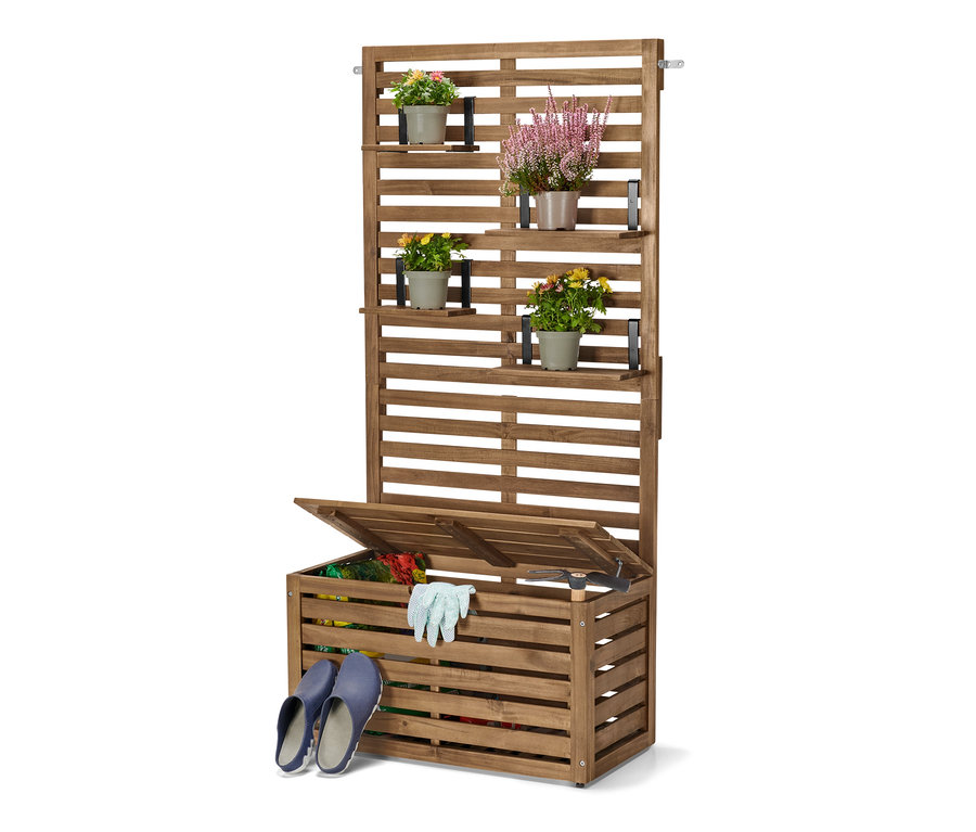 Banc de balcon « Lenja » avec coffre de rangement, fleurs et accessoires de jardinage.