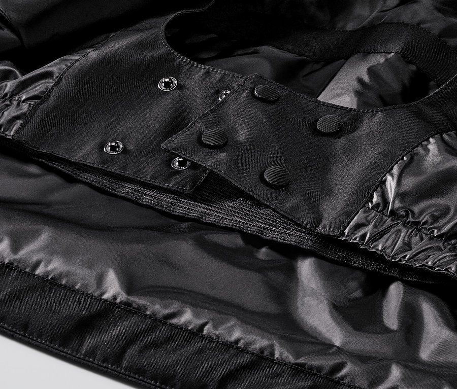 Détail d'une veste de ski noire.