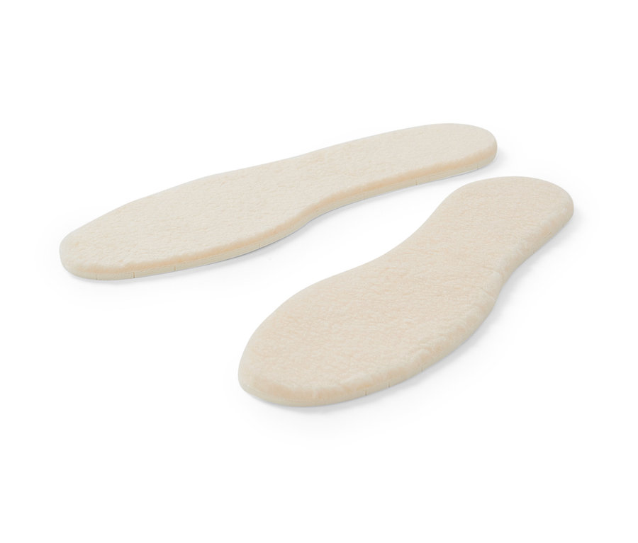 Deux paires de semelles intérieures en laine d'agneau sur fond blanc.