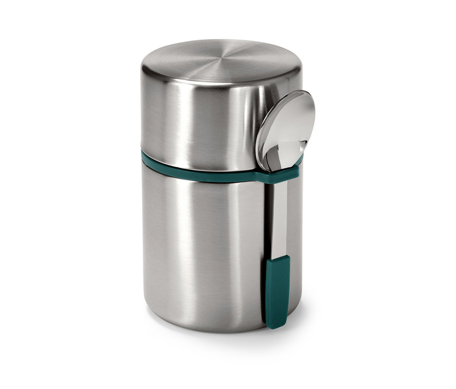 Un récipient isotherme à emporter avec une cuillère.