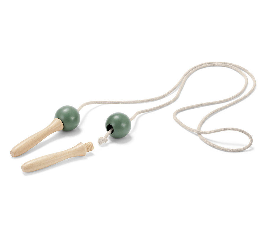 Une corde à sauter verte avec des poignées en bois sur un fond blanc.
