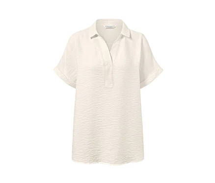 Une blouse crème à manches courtes.