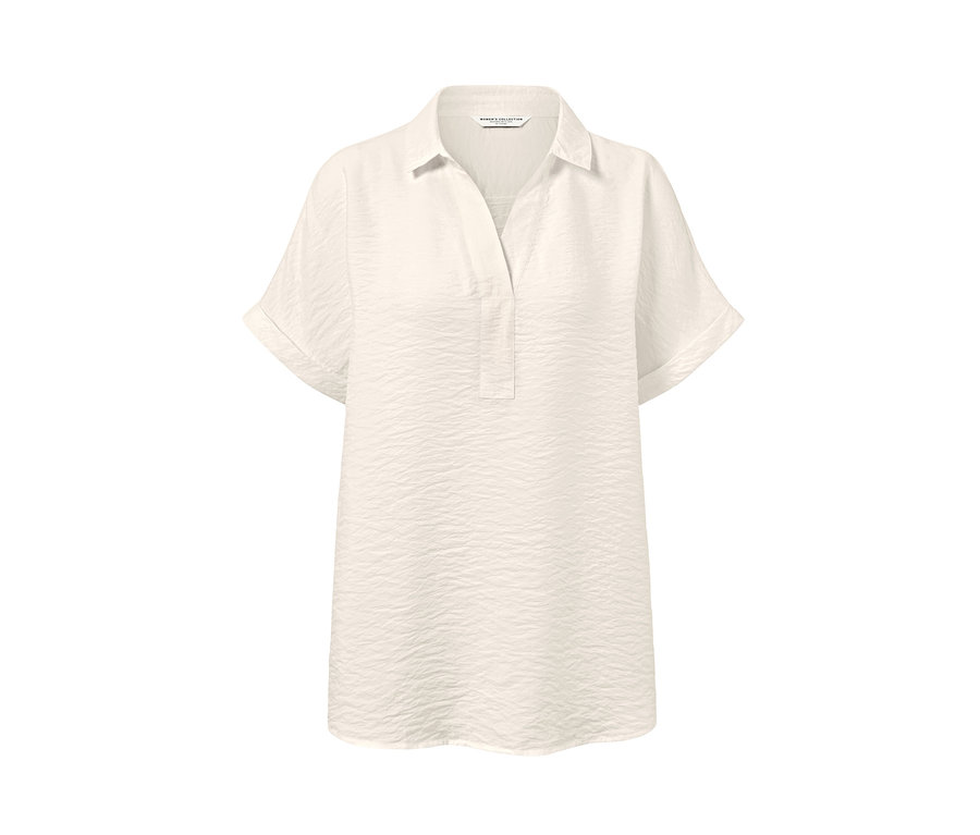 Une blouse crème à manches courtes.