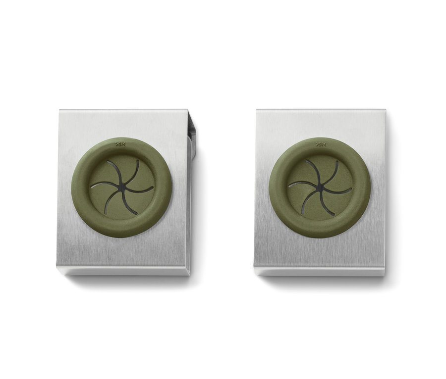 Deux porte-linges de cuisine.