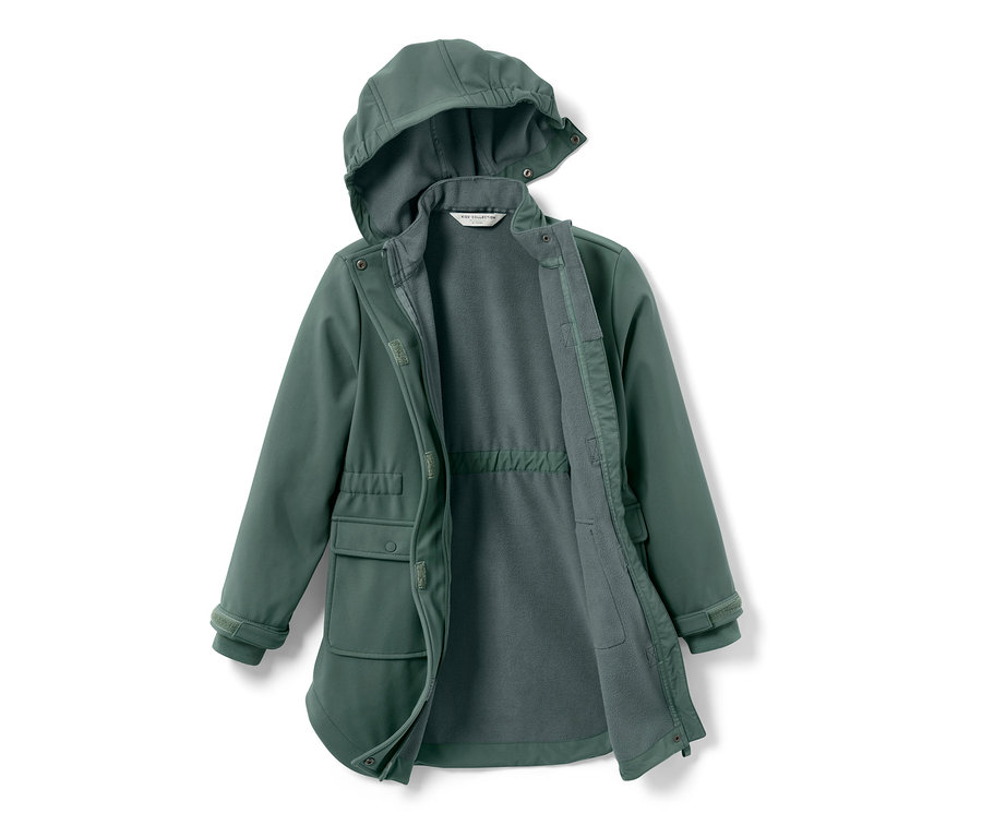 Un manteau en softshell pour enfant vert avec une capuche, ouvert et posé sur un fond blanc.